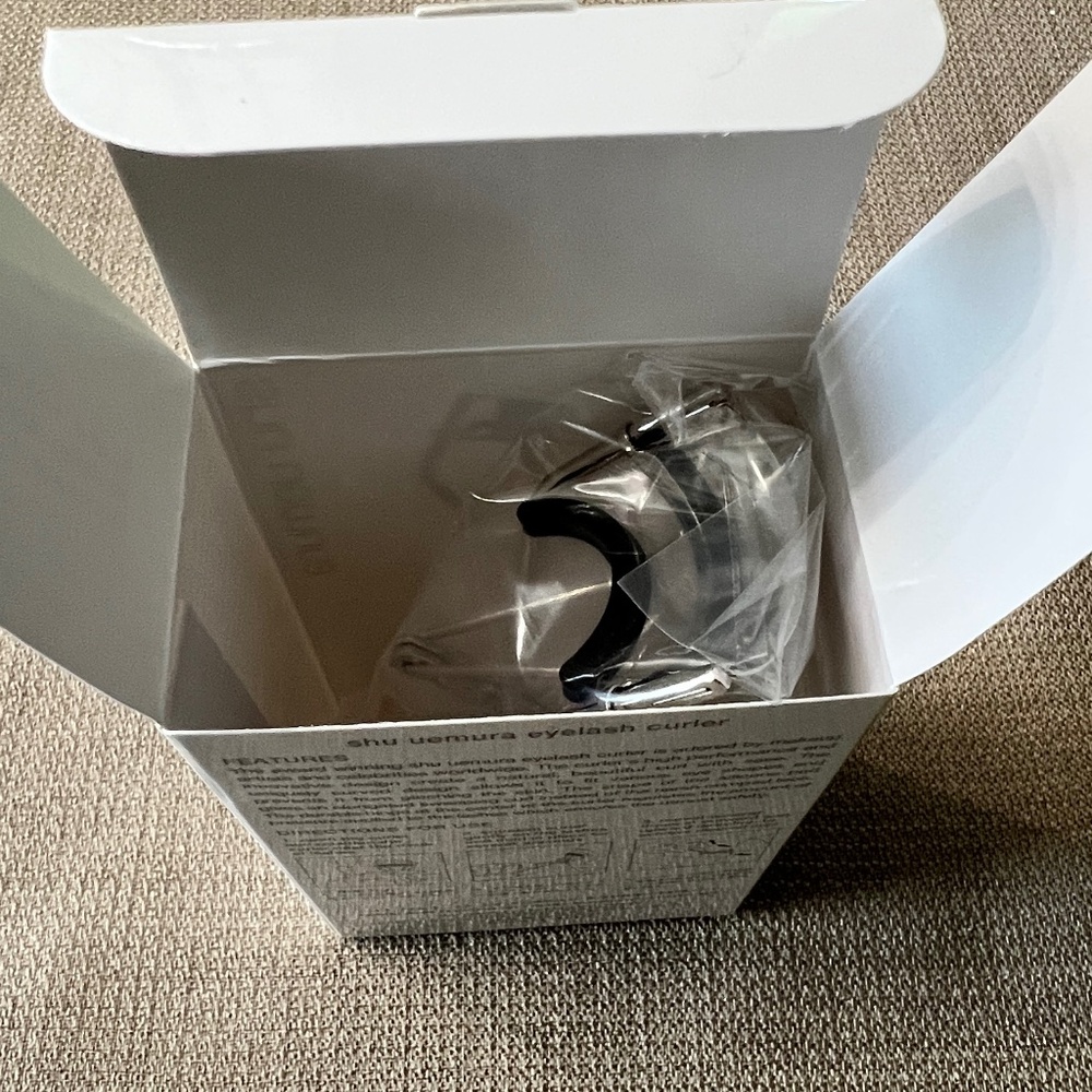 Shu Uemura iconic eyelash curler AND one silicone refill pad NEW in box & SEALED - Picture 3 of 4